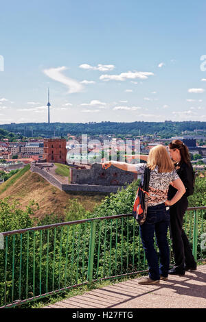 Vilnius, Lituanie - le 13 juin 2016 : Les femmes affichage Tour de Gediminas sur la colline et le Château inférieur en bas de la colline, à Vilnius en Lituanie. La tour est également appelé Château supérieur. Banque D'Images