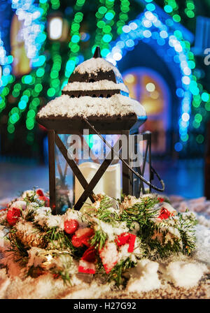 Lantern composition sur le marché de Noël enneigé à Vilnius, Lituanie. Banque D'Images