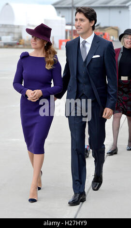 Le premier ministre du Canada, Justin Trudeau et son épouse Sophie marche pour saluer le duc et la duchesse de Cambridge et leurs enfants Prince George et la Princesse Charlotte, comme la partie royale arrivent à l'Aéroport International de Victoria, à Victoria, au Canada, le premier jour de leur tournée officielle du Canada. Banque D'Images