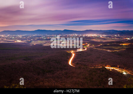 Vue sur la vallée de Shenandoah et nuit à Luray de Massanutten Mountain, à George Washington National Forest, Virginia Banque D'Images