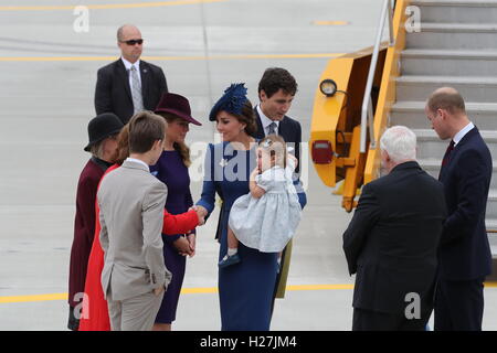 Le premier ministre du Canada, Justin Trudeau (centre) et son épouse Sophie (quatrième à gauche) salue le duc et la duchesse de Cambridge et leurs enfants Prince George et la Princesse Charlotte, comme la partie royale arrivent à l'Aéroport International de Victoria, à Victoria, au Canada, le premier jour de leur tournée officielle du Canada. Banque D'Images