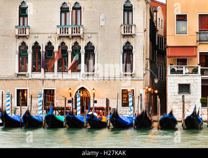 Façade et entrée à l'un des nombreux palais historiques dans la ville de Venise et le Grand Canal en gondole amarrée comme un moyen de transport. Banque D'Images