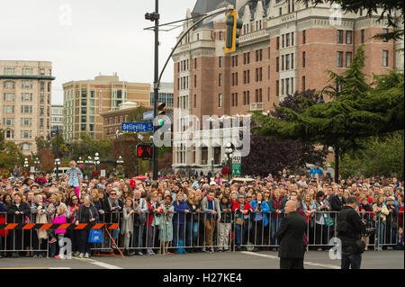 La foule attendant l'arrivée du duc et de la duchesse de Cambridge lors d'une cérémonie d'accueil à l'Assemblée législative de la Colombie-Britannique, à Victoria, au Canada, au cours de la première journée de la tournée royale au Canada. Banque D'Images