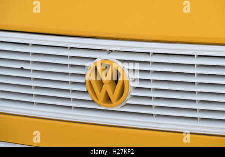 Volkswagen bus jaune rétro sign Banque D'Images