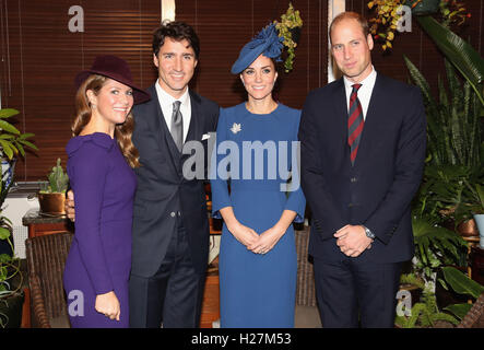 Le duc et la duchesse de Cambridge, avec le premier ministre du Canada, Justin Trudeau et son épouse Sophie Grégoire à l'Hôtel du Gouvernement à Victoria, le premier jour de leur visite au Canada. Banque D'Images