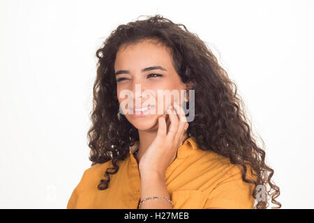 Jeune femme part sur le visage avec des dents Banque D'Images