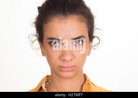 Portrait d'une femme en colère fixant Banque D'Images