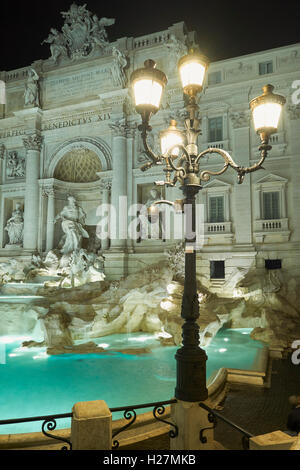 Après la restauration de la fontaine de Trevi. Vue de nuit Banque D'Images