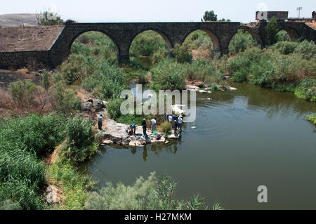 Membres de FOEME amis de la Terre Moyen-Orient ( Programme israélien jordanien conjoint palestinien pour la restauration du sud du Jourdain ) échantillonnage de l'eau du côté jordanien de l'ancien pont ferroviaire ottoman du chemin de fer Hejaz, au-dessus du fleuve Jourdain, à la frontière entre Israël et la Jordanie Banque D'Images