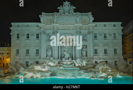 Après la restauration de la fontaine de Trevi. Vue de nuit Banque D'Images