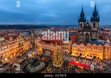 Vue de dessus sur l'église de Tyn, arbre de Noël et marché traditionnel dans la vieille ville de Prague. Banque D'Images