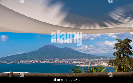 Nous voir sous une couverture de répandre la silhouette majestueuse de la plus célèbre volcan du monde, sous un ciel bleu et nuages Banque D'Images