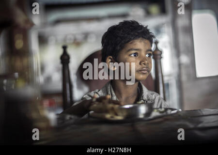 Lion, initialement intitulé UN Long Way Home, est un film américain réalisé par Garth Davis et écrit par Luke Davies, basé sur l'ouvrage Un Long Way Home par Saroo Brierley. Cette photo est pour un usage éditorial uniquement et est l'auteur de la société film et/ou le photographe attribué par le film ou la société de production et ne peut être reproduite que par des publications dans le cadre de la promotion du film ci-dessus. Un crédit obligatoire pour l'entreprise de film est nécessaire. Le photographe devrait également être portés lorsqu'il est connu. Banque D'Images