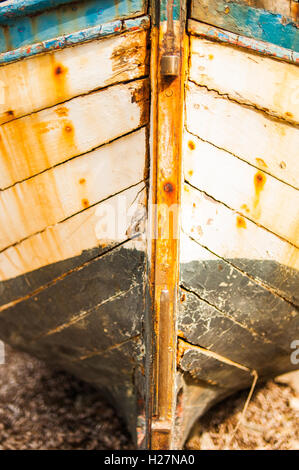 Vieux bateau en bois sec tiré avec tant de fissures dans la coque Banque D'Images