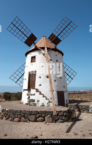 Fuerteventura, Îles Canaries, Afrique du Nord, Espagne : le moulin dans le village de El Roque, dans le nord-ouest de l'île près de El Cotillo Banque D'Images