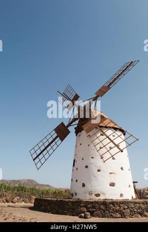 Fuerteventura, Îles Canaries, Afrique du Nord, Espagne : le moulin dans le village de El Roque, dans le nord-ouest de l'île près de El Cotillo Banque D'Images