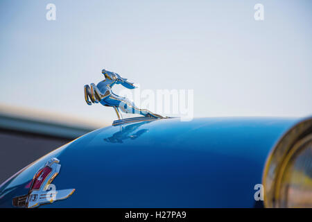 KIEV, UKRAINE - le 26 avril 2015 : Le OldCarFest à Kiev. Voiture logo ''Volga'' GAZ-21 close-up. Banque D'Images