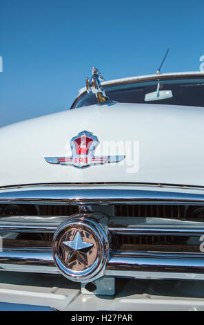 KIEV, UKRAINE - le 26 avril 2015 : Le OldCarFest à Kiev. Voiture logo ''Volga'' GAZ-21 close-up. Banque D'Images