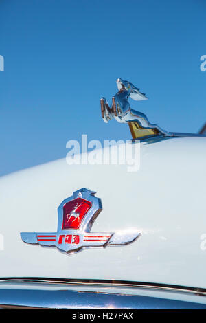 KIEV, UKRAINE - le 26 avril 2015 : Le OldCarFest à Kiev. Voiture logo ''Volga'' GAZ-21 close-up. Banque D'Images