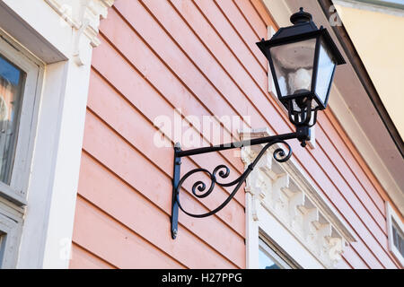 Lampe de rue monté sur mur en bois rose dans la vieille ville de Porvoo, Finlande Banque D'Images