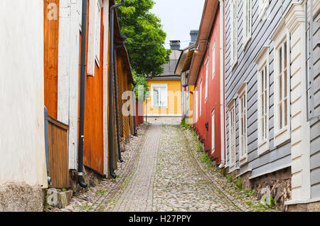 Perspective sur la rue avec des maisons en bois dans la vieille ville de Porvoo, Finlande Banque D'Images