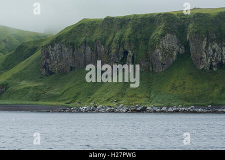 Archipel des Aléoutiennes, Alaska, magnitude 5,2 dans. L'Île Seguam à distance (52-22-89 N 172-23-83 W) paysage volcanique. Banque D'Images