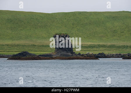 Archipel des Aléoutiennes, Alaska, magnitude 5,2 dans. L'Île Seguam à distance (52-22-89 N 172-23-83 W) paysage volcanique. Banque D'Images