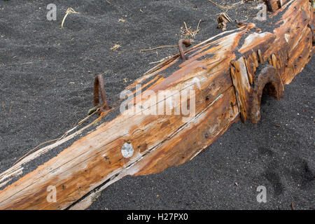 Archipel des Aléoutiennes, Alaska, magnitude 5,2 dans. L'île volcanique Seguam à distance (52-22-89 N 172-23-83 W) Old Ship wreck on beach Banque D'Images