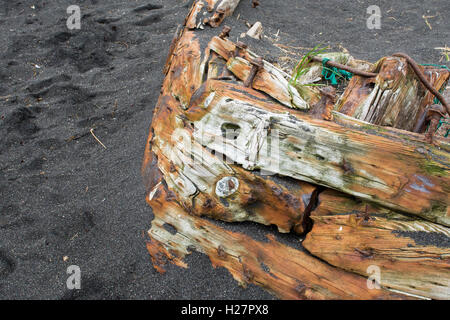 Archipel des Aléoutiennes, Alaska, magnitude 5,2 dans. L'île volcanique Seguam à distance (52-22-89 N 172-23-83 W) Old Ship wreck on beach Banque D'Images