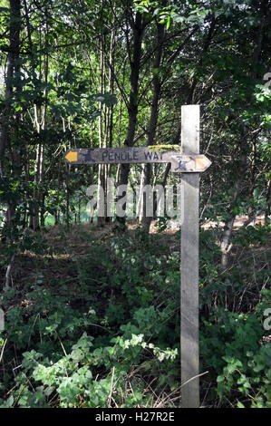 Panneau en bois sur la voie près de Pendle, dans le hameau de Wycoller, Colne, Pendle, Lancashire, England, UK. Banque D'Images