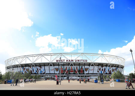 Les fans arrivent pour le match de la Premier League au stade de Londres. APPUYEZ SUR ASSOCIATION photo. Date de la photo: Dimanche 25 septembre 2016. Voir PA Story FOOTBALL West Ham. Le crédit photo devrait se lire comme suit : Adam Davy/PA Wire. RESTRICTIONS : aucune utilisation avec des fichiers audio, vidéo, données, listes de présentoirs, logos de clubs/ligue ou services « en direct » non autorisés. Utilisation en ligne limitée à 75 images, pas d'émulation vidéo. Aucune utilisation dans les Paris, les jeux ou les publications de club/ligue/joueur unique. Banque D'Images