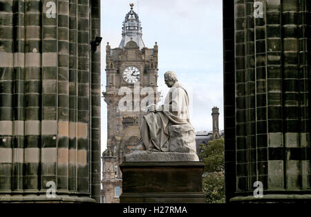 Statue de l'auteur écossais Sir Walter Scott, à côté de l'horloge de Balmoral, sur Princes Street, Édimbourg, Écosse. Banque D'Images