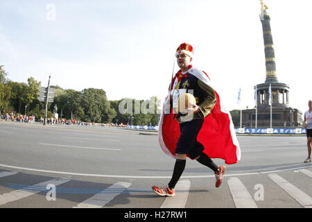 Berlin, Allemagne. 25 Septembre, 2016. Berlin : Environ 40 000 participants (porteur) sont chaque année dans le Marathon de Berlin au début. Ils viennent d'autour 120 Ländern.suis lancer trois des meilleurs du monde actuel : les marathoniens Eliud Kipchoge, Emmanuel Mutai et Geoffrey Mutai. La photo montre les coureurs de marathon sur la piste à Berlin Crédit : Simone Kuhlmey/Pacific Press/Alamy Live News Banque D'Images