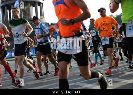 Berlin, Allemagne. 25 Septembre, 2016. Berlin : Environ 40 000 participants (porteur) sont chaque année dans le Marathon de Berlin au début. Ils viennent d'autour 120 Ländern.suis lancer trois des meilleurs du monde actuel : les marathoniens Eliud Kipchoge, Emmanuel Mutai et Geoffrey Mutai. La photo montre les coureurs de marathon sur la piste à Berlin Crédit : Simone Kuhlmey/Pacific Press/Alamy Live News Banque D'Images