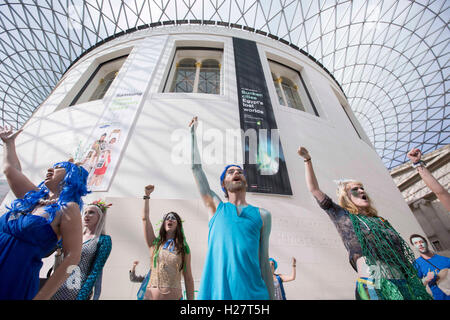 Une manifestation de type « plashmob » sous la direction du groupe de protestation théâtral BP ou non BP ? À l'intérieur du British Museum, dans le centre de Londres, en réponse au parrainage controversé de BP de l'exposition actuelle 'sunken Cities' du musée. Banque D'Images