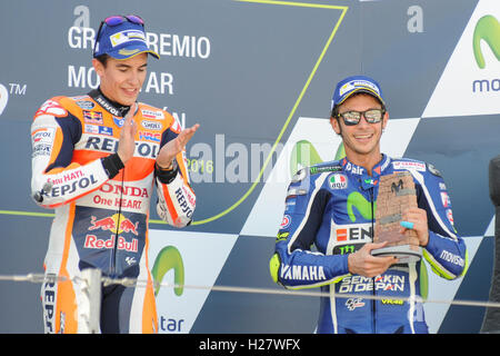 Alcaniz, Espagne. 25 Septembre, 2016. (L à R), Marc Márquez et Valentino Rossi MotoGP au cours de l'Aragon. Valentino Rossi mis sur une face du renfort que Marc Marquez a augmenté son avance du Championnat du Monde MotoGP à Aragon. Credit : Gaetano Piazzolla/Pacific Press/Alamy Live News Banque D'Images