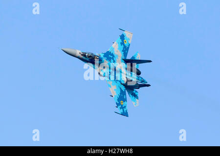 L'Armée de l'air ukrainienne Sukhoi Su-27UB [71] faire une répétition de l'air sur la côte est de l'aéronautique à la fin de semaine. Banque D'Images