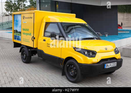 New electric mail delivery van de la Deutsche Post DHL Banque D'Images