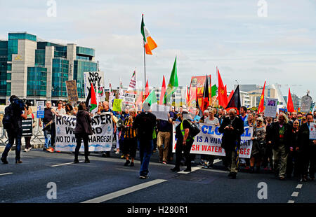 Le prix de l'eau pause manifestants dans leur marche à travers l'Irlande Dublin Septembre 2016 Banque D'Images