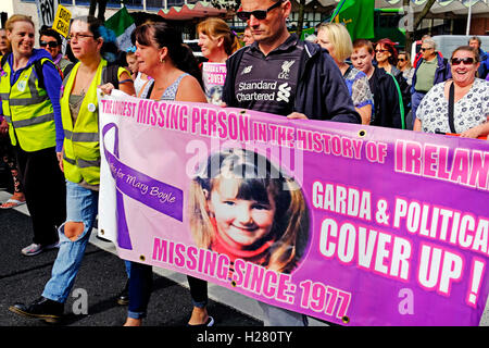 Banner dénoncer la corruption d'État et de la police dans le meurtre de Mary Boyle en 1975 en Irlande Donegal Banque D'Images