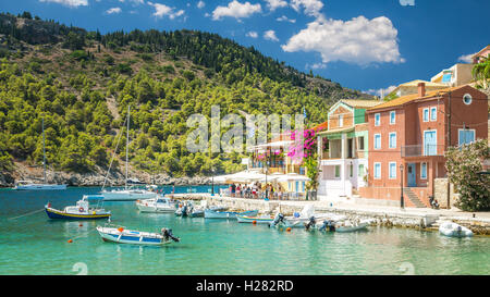 La ville d'Assos sur l'île de Céphalonie, Grèce. Vue sur la magnifique baie de village grec. Banque D'Images