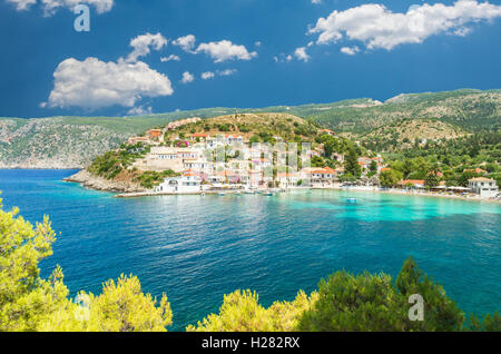 La ville d'Assos sur l'île de Céphalonie, Grèce. Vue sur la magnifique baie de village grec. Banque D'Images