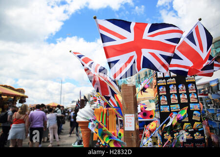 Front de mer de Brighton avec l'Union Jack drapeaux au vent, sur une journée d'été, dans l'East Sussex, England, UK Banque D'Images