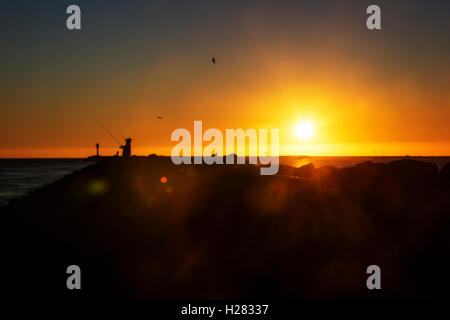 Silhouettes au coucher du soleil à Half Moon Bay, Californie Banque D'Images