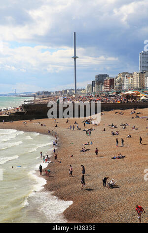 La vue sur la plage de Brighton du Palace Pier, avec le nouveau i360 à l'horizon, dans l'East Sussex, England, UK Banque D'Images