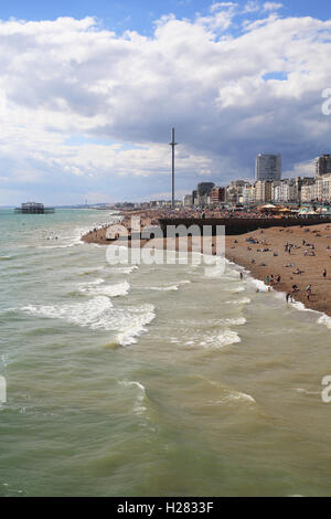 La vue sur la plage de Brighton du Palace Pier, avec le nouveau i360 à l'horizon, dans l'East Sussex, England, UK Banque D'Images