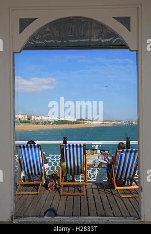 L'emblématique Palace Pier, à Brighton, sur une chaude journée d'été,, dans l'East Sussex, England, UK Banque D'Images