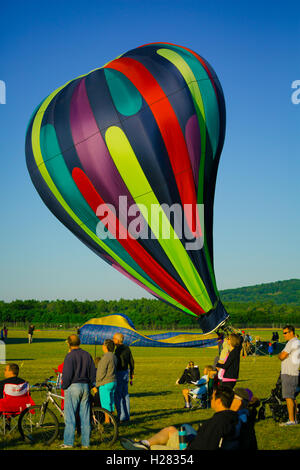 Photo verticale d'un ballon à air chaud d'être rempli. Banque D'Images