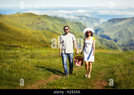 Jeune couple avec panier pique-nique Banque D'Images