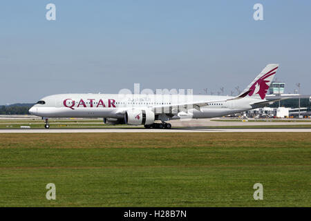 Munich, Allemagne - le 8 août 2016 : Un Qatar Airways Airbus A350-900 à l'enregistrement A7-ALJ l'atterrissage à l'aéroport de Munich (MUC) je Banque D'Images